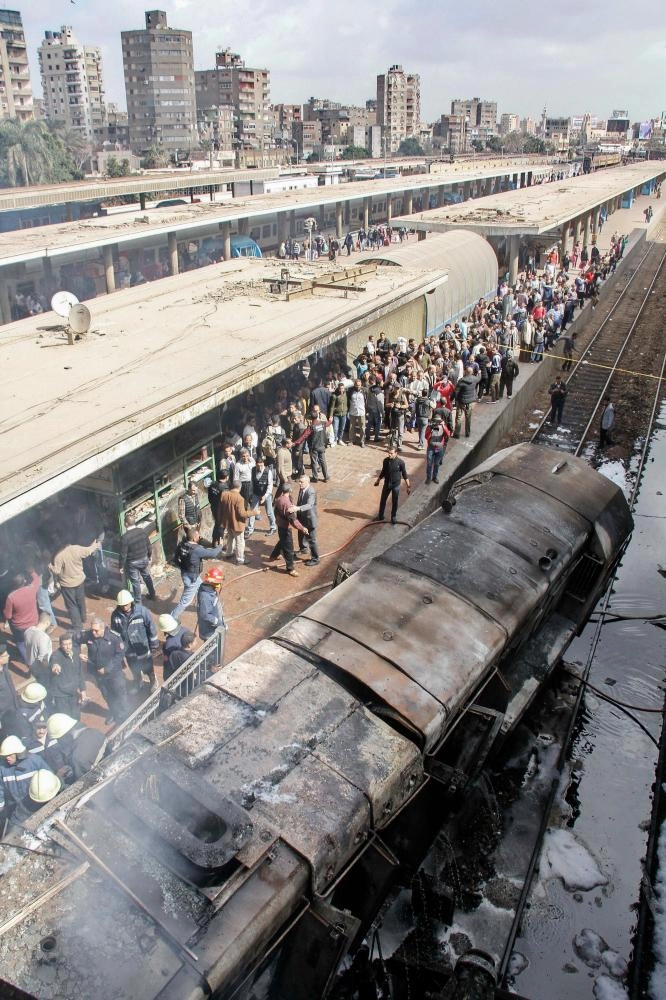 






مشهد للقطار المتفحم بعد التصادم والحريق
