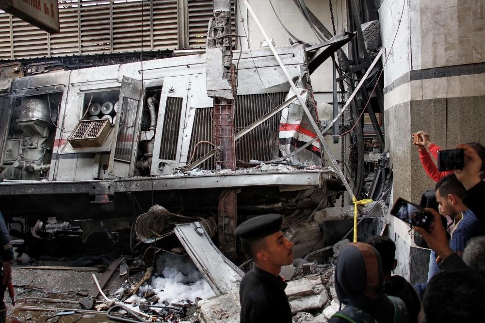 






القطار مهشم بعد الحادث                                             (د ب أ)