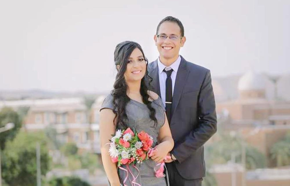 






الطبيب الضحية مع عروسه      (المصري اليوم )