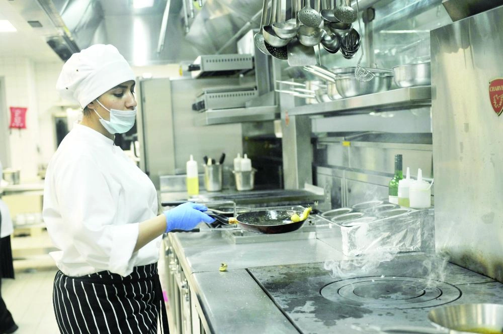 






سعودية تعمل في إعداد الطعام بأحد الفنادق                                           (مكة)