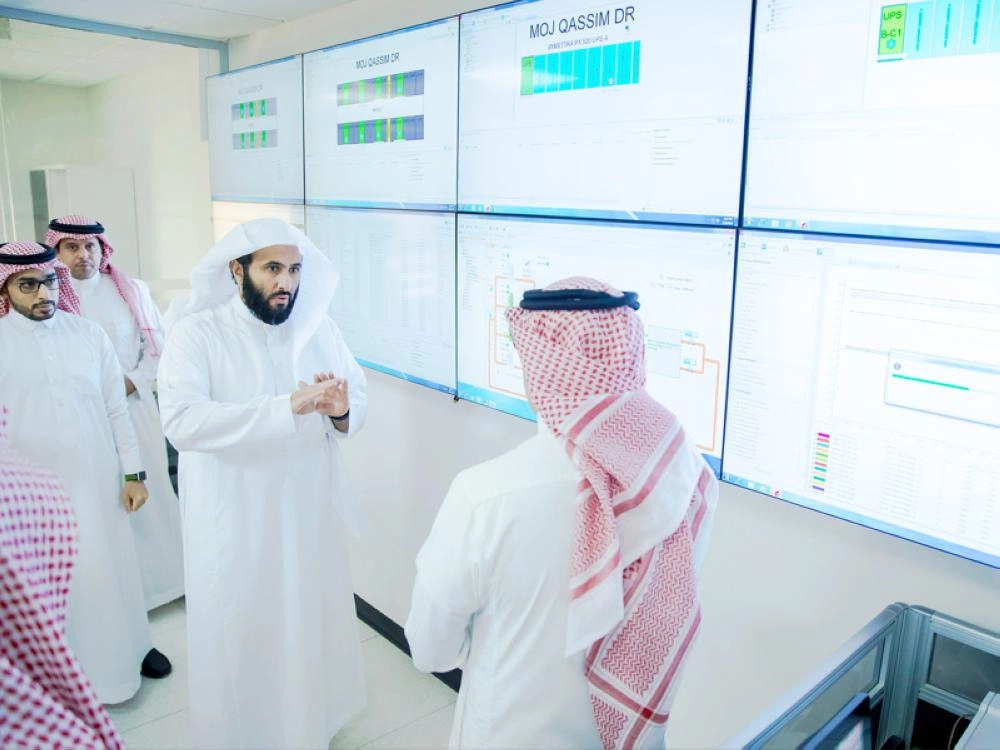 الصمعاني يستمع لشرح من أحد العاملين في الوزارة                                                                              (وزارة العدل)