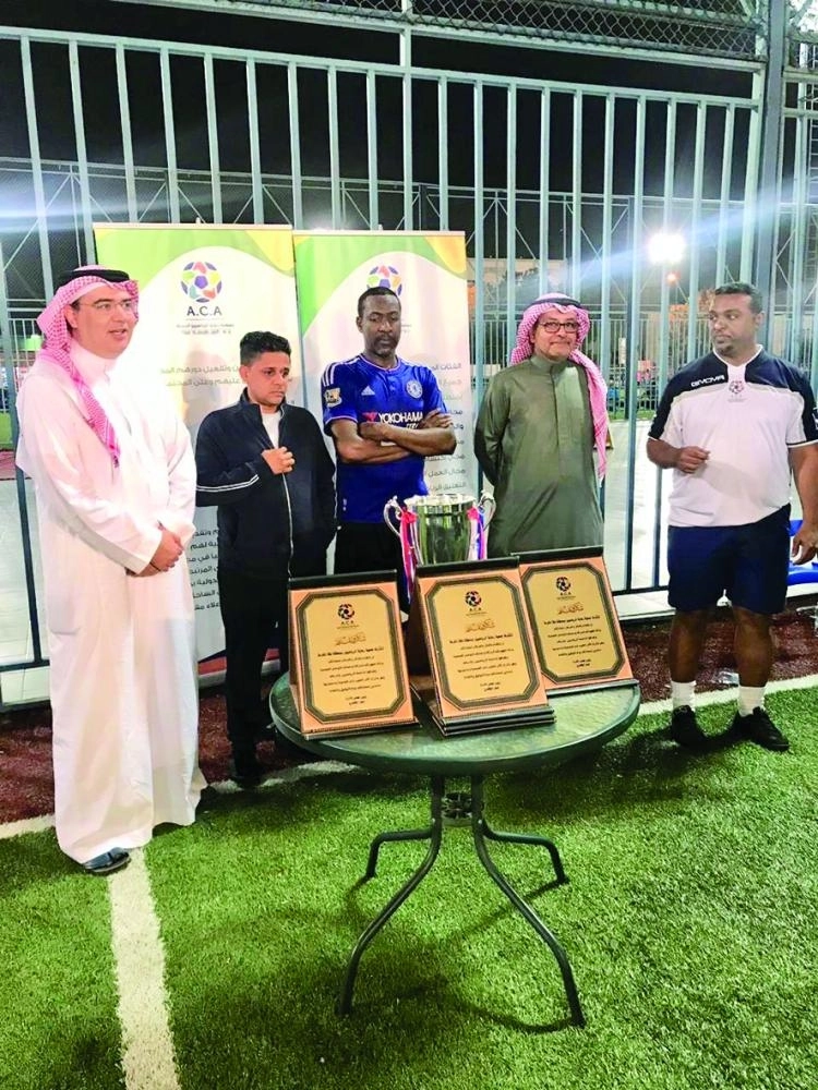 






مؤمنة بجانب أعضاء الجمعية بمنطقة مكة المكرمة              (مكة)