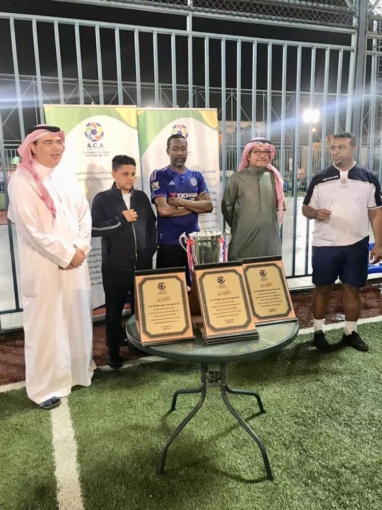 مؤمنة بجانب أعضاء الجمعية بمنطقة مكة المكرمة