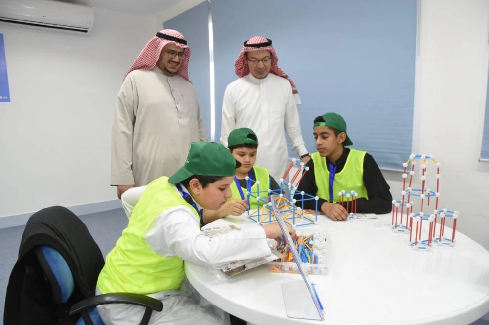 إبراهيم مرغوب وشهاب بخاري يتابعان الطلاب (محمد عبداللطيف)