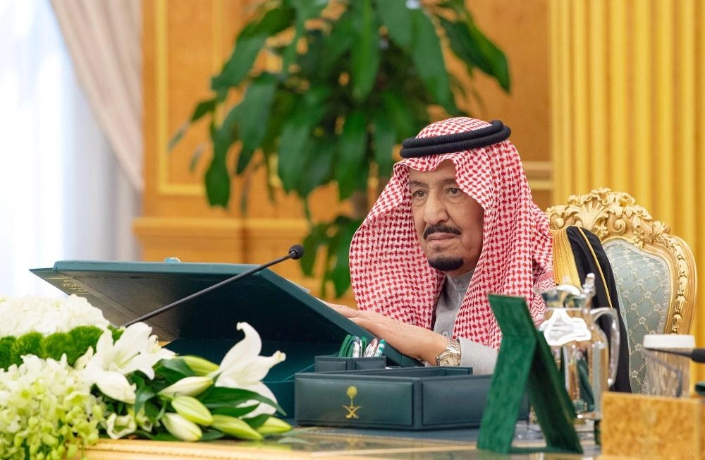 الملك سلمان لدى ترؤسه جلسة مجلس الوزراء في قصر اليمامة بالرياض (واس) 