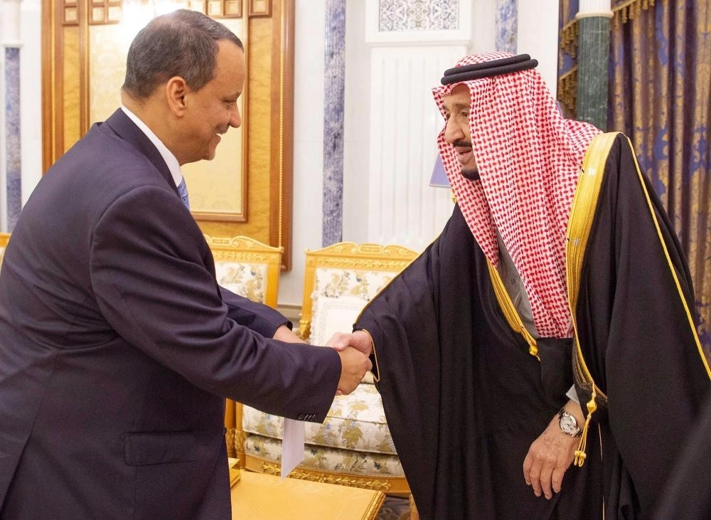 الملك سلمان لدى استقباله إسماعيل ولد الشيخ أحمد في قصر اليمامة بالرياض (واس)