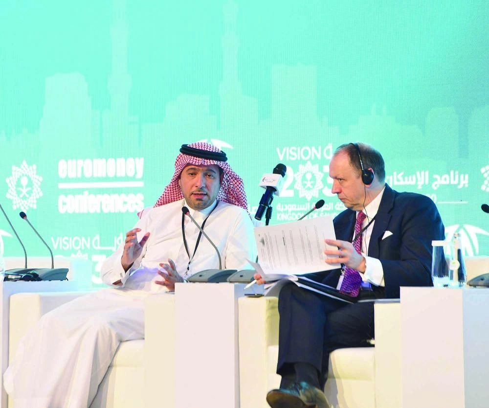 



الحقيل متحدثا في المؤتمر                                                 (الإسكان)