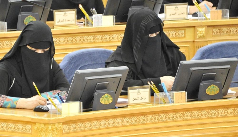 عضوتان خلال جلسة المجلس أمس (مكة)