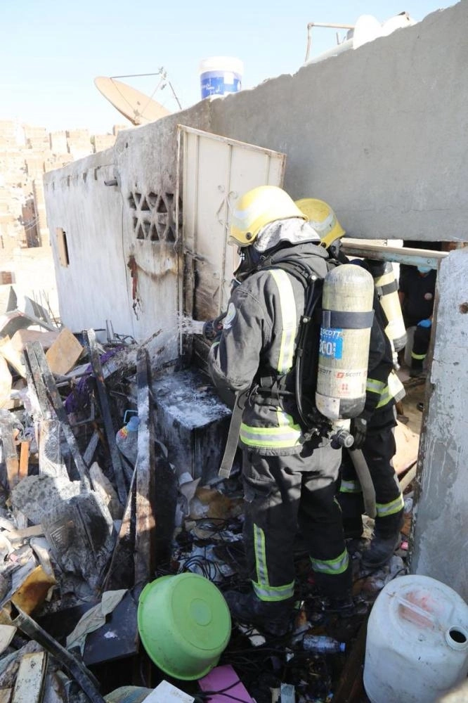 






الدفاع المدني خلال إطفاء حريق داخل منزل شعبي           (مكة)