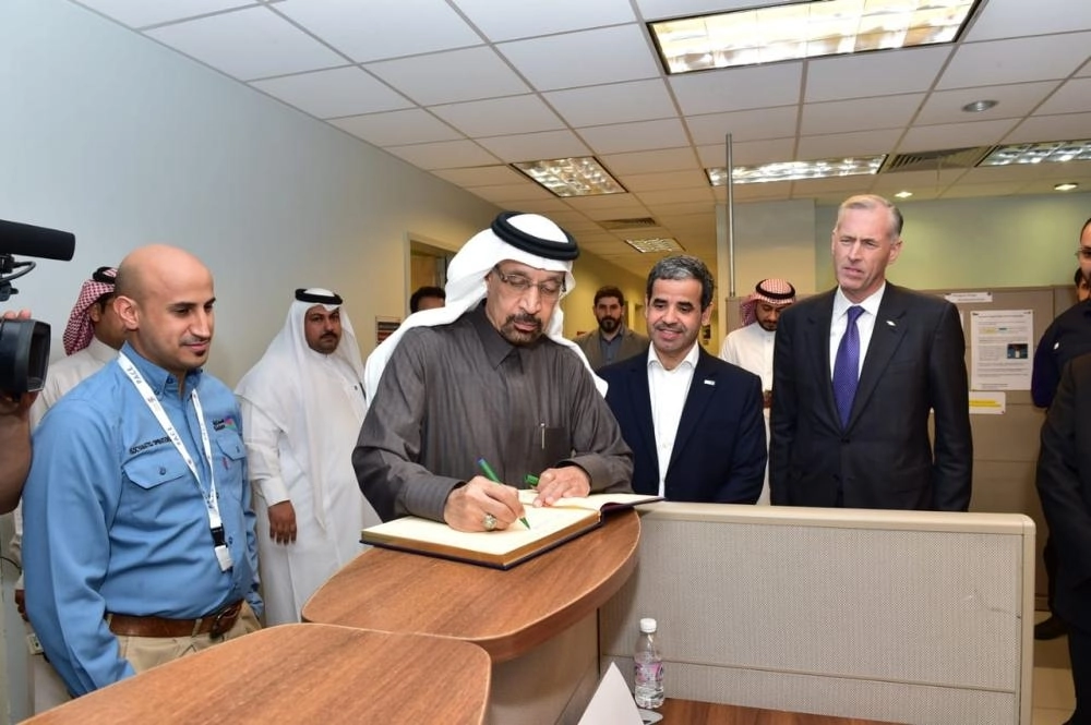 يسجل كلمة في سجل إحدى الشركات (مكة)