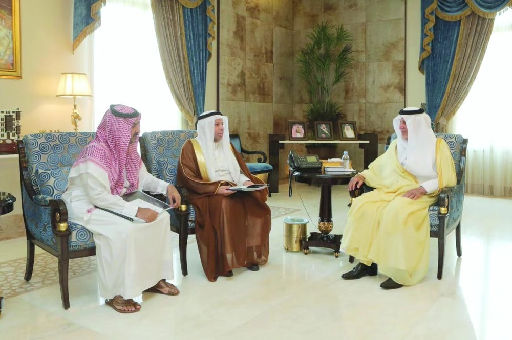 خالد الفيصل لدى استقباله عبدالرحمن اليوبي وأعضاء لجنة الجائزة (مكة)