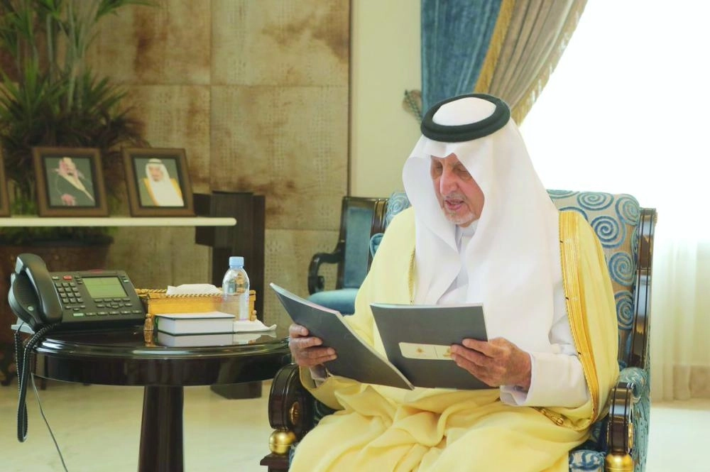خالد الفيصل مطلعا على إنجازات الجائزة (مكة)