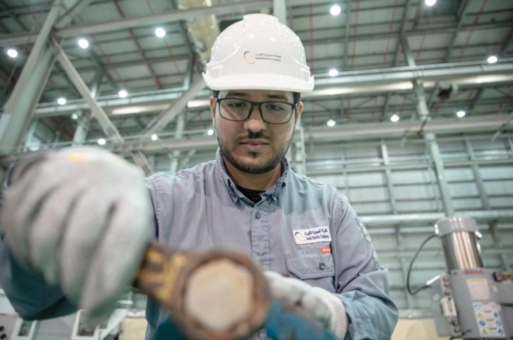 مهندس في الكهرباء أثناء أداء عمله (شركة الكهرباء)