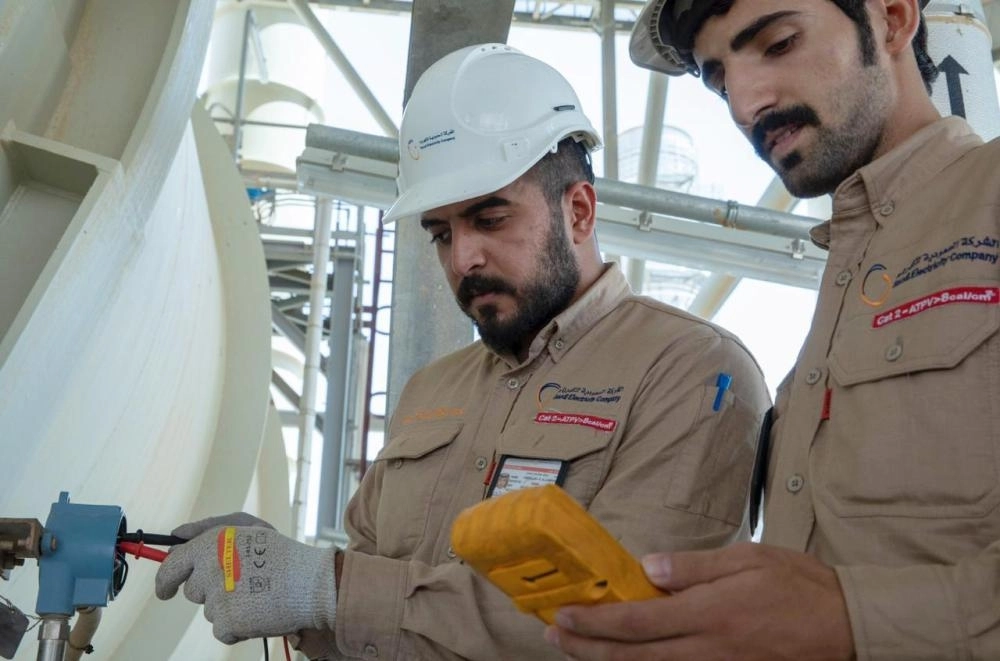 






مهندسان يتابعان أعمالهما       (شركة الكهرباء) 