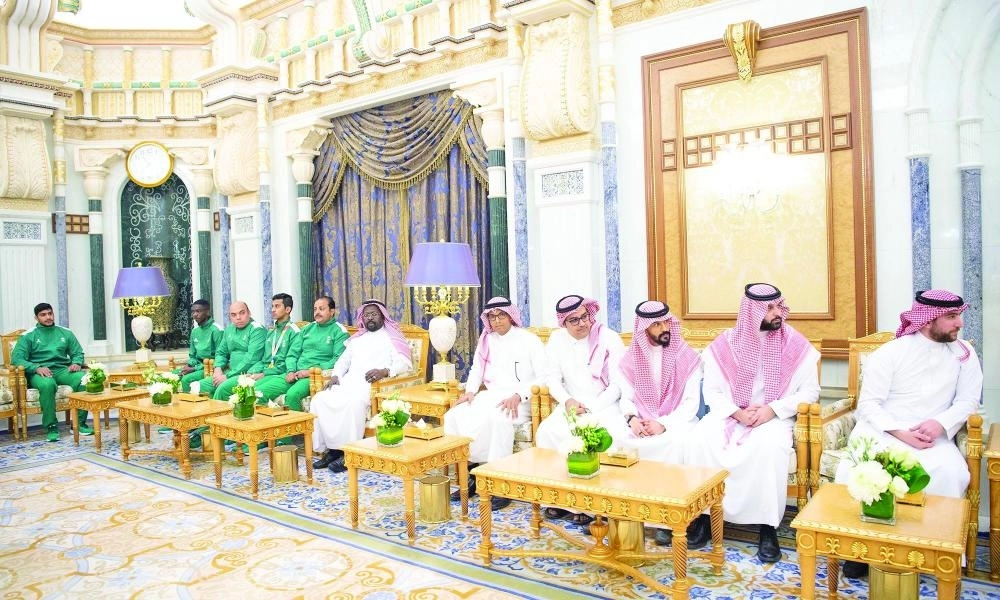 اللاعبون وأعضاء الأجهزة الفنية والإدارية خلال اللقاء