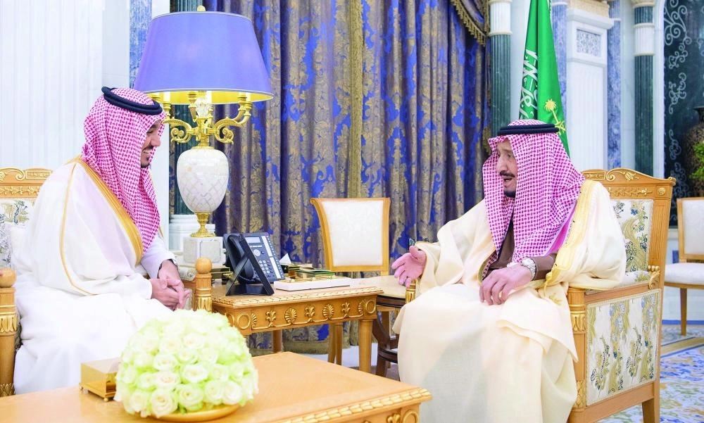 الملك سلمان لدى استقباله عبدالعزيز بن تركي 