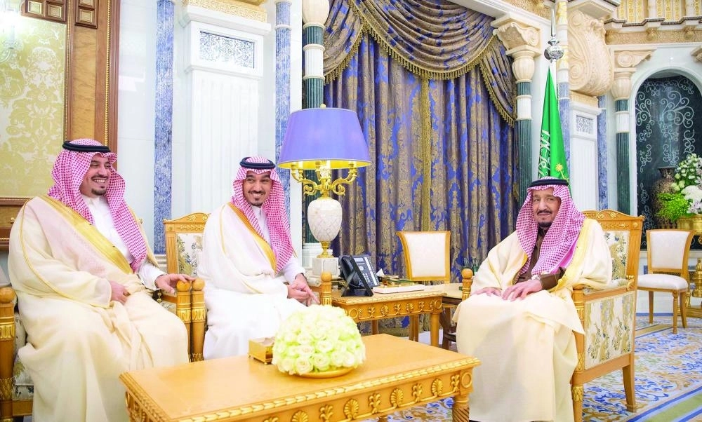 الملك سلمان لدى استقباله عبدالعزيز بن تركي وفهد بن جلوي 