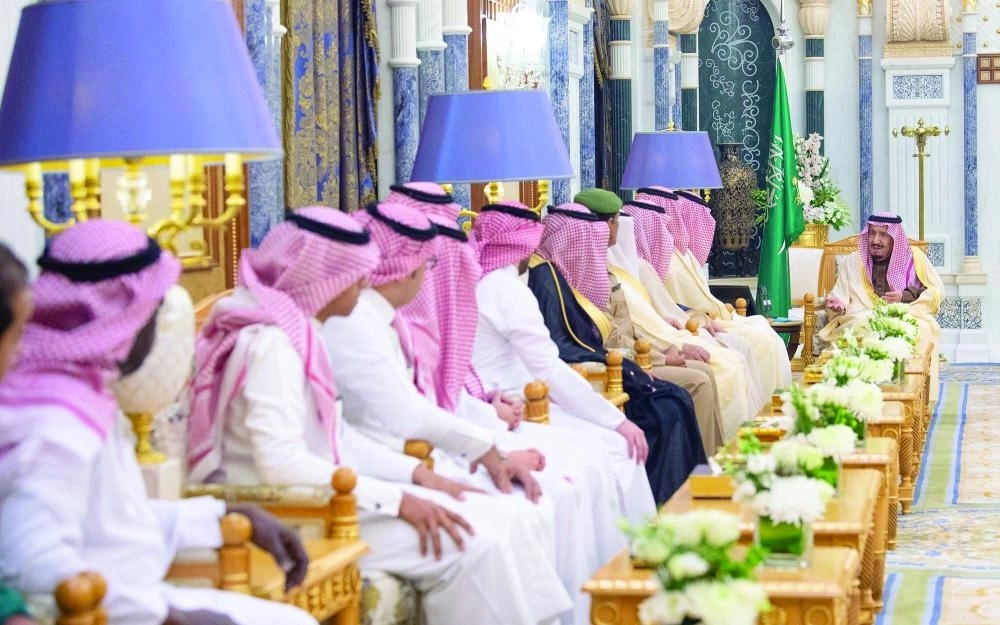 الملك سلمان لدى استقباله عبدالعزيز بن تركي وفهد بن جلوي واللاعبين وأعضاء الأجهزة الفنية والإدارية (واس) 