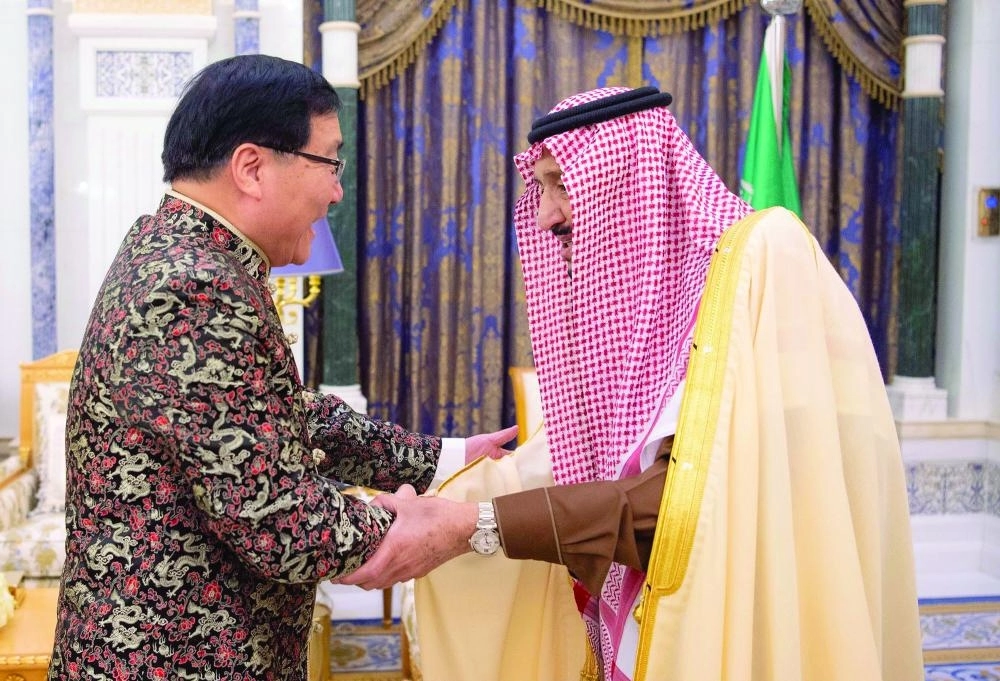 



الملك سلمان لدى استقباله لي هوا شين في قصر اليمامة بالرياض                                                (واس)