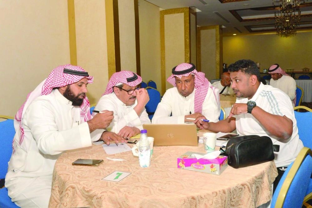 



نقاش بين بعض مقيمي الحكام حول عدد من الحالات       (مكة)