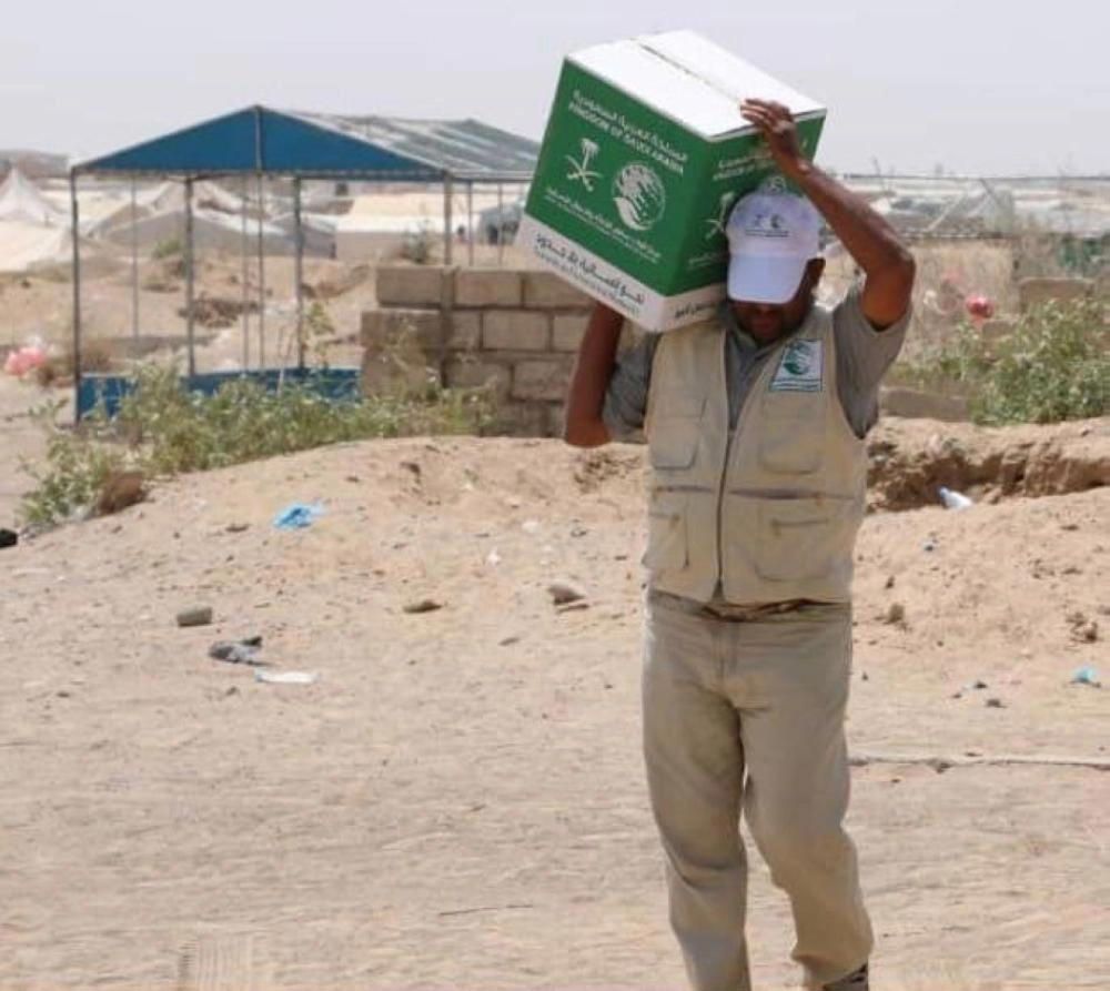 فريق مركز الملك سلمان للإغاثة يوزع السلال (واس)