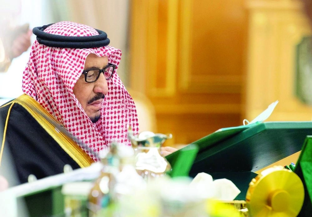 






الملك سلمان لدى ترؤسه جلسة مجلس الوزراء في قصر اليمامة بالرياض أمس                              (واس)