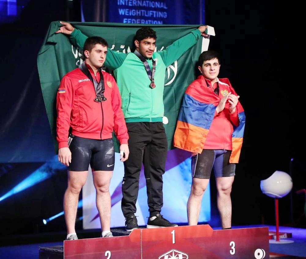 






علي العثمان يتوسط الثاني والثالث                    (مكة)