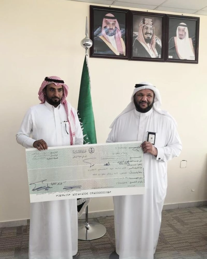 






المواطن يتسلم شيكا بـ50 ألفا     (التجارة)