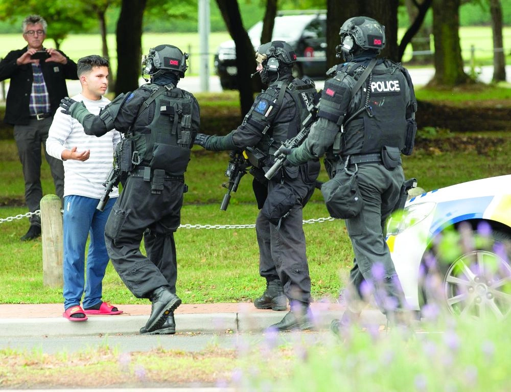 



حملات تفتيش في محيط الحادث                  (د ب أ)