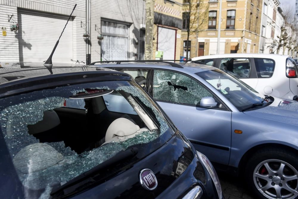 






الزجاج الأمامي للسيارة تالفا في موقع الحادثة