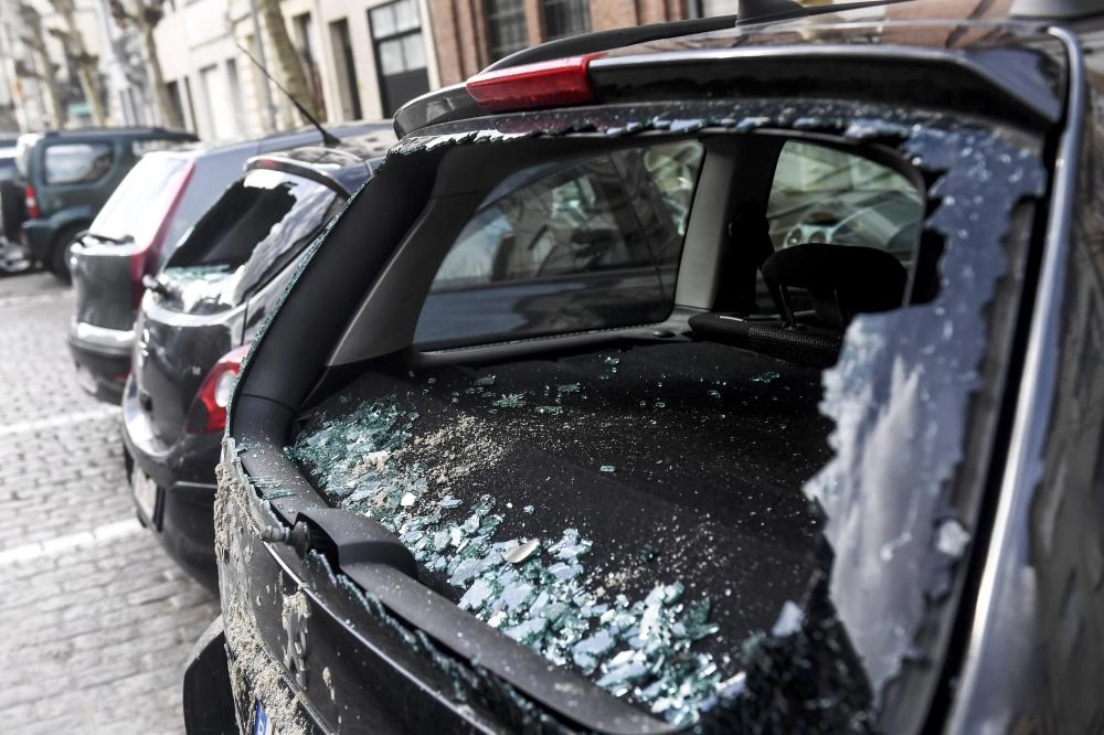 الزجاج الأمامي للسيارة تالفا في موقع الحادثة (د ب أ )