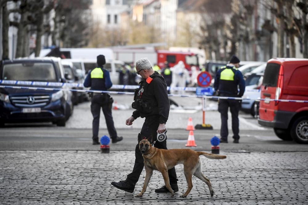 






ضباط الشرطة والطب الشرعي يعملون في الموقع