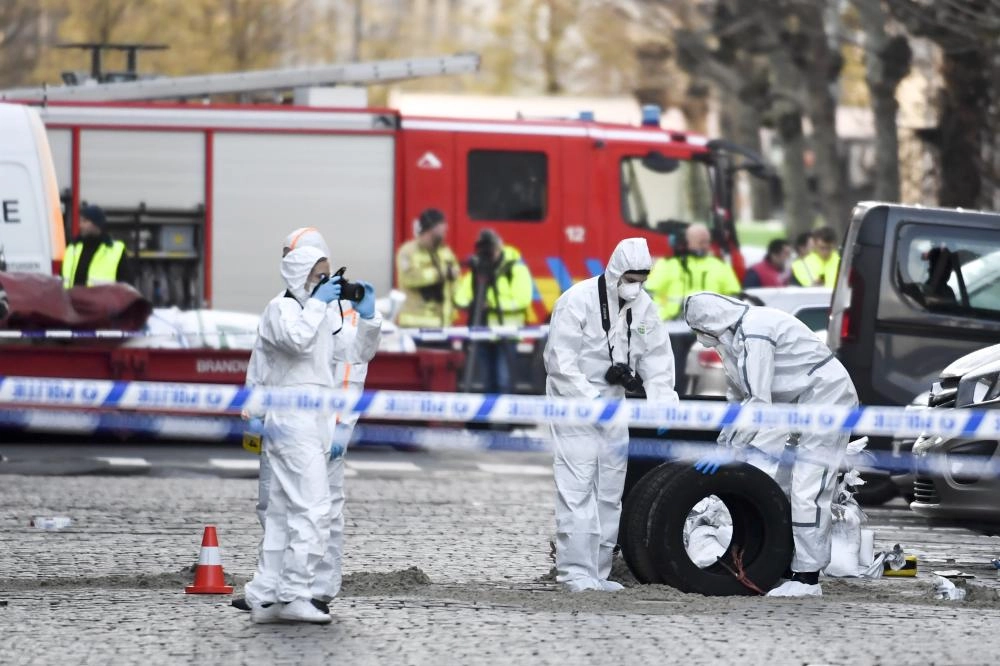 






ضباط الشرطة والطب الشرعي يعملون في الموقع                                                        (د ب أ) 