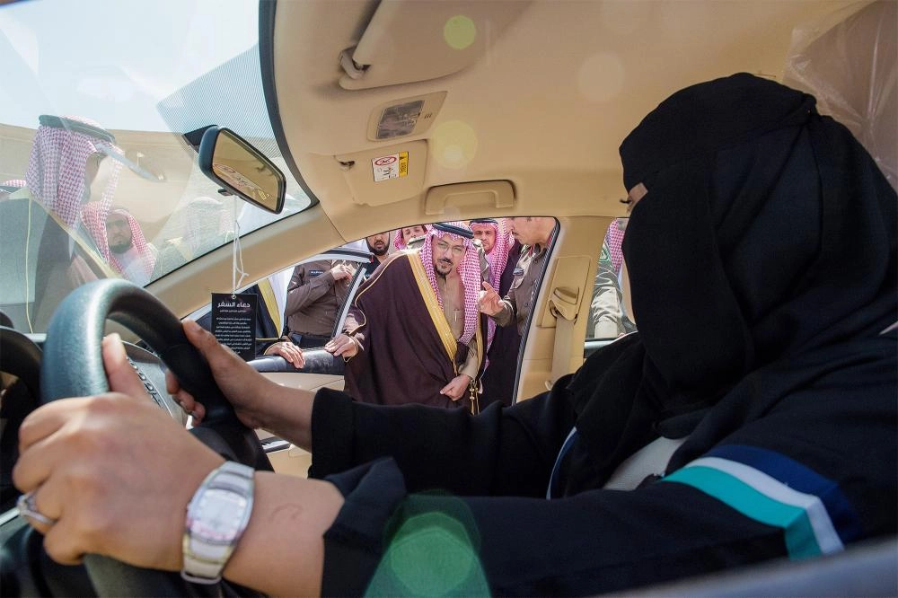 أمير القصيم خلال افتتاح المدرسة