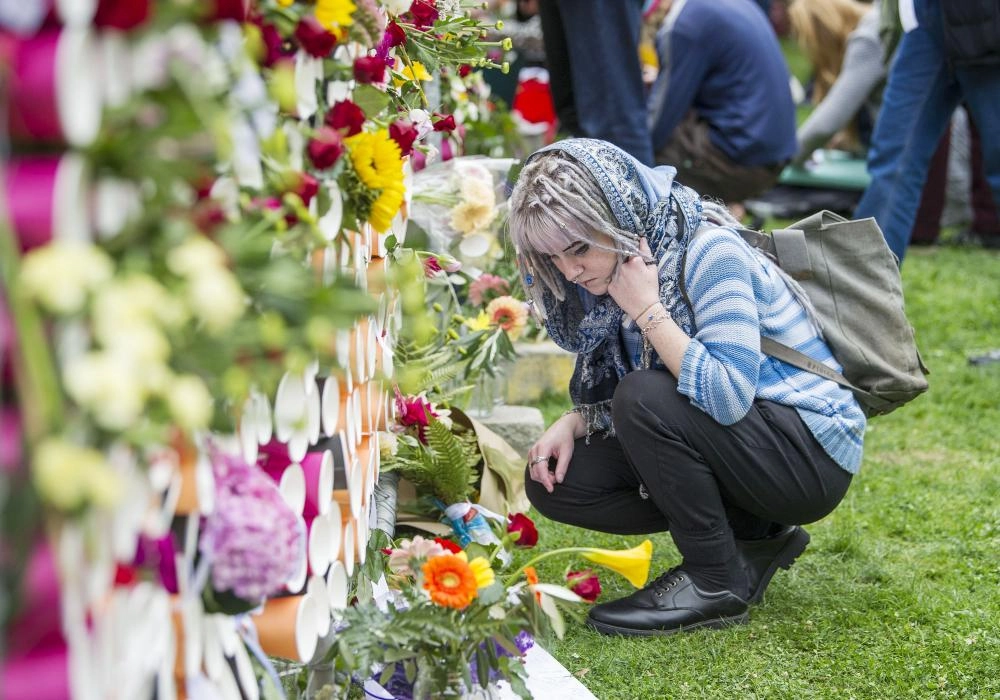 






طالبة تضع الورد