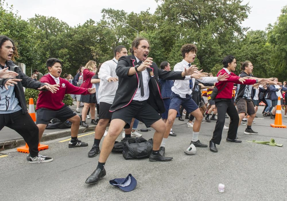 






طلاب خلال وقفة احتجاجية لإحياء ذكرى ضحايا المسجدين    (د ب أ) 