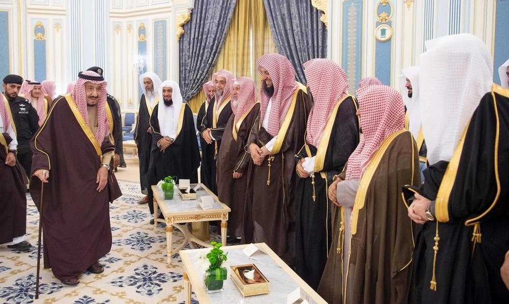 






الملك سلمان لدى استقباله الأمراء والمفتي والعلماء والمواطنين في قصر اليمامة بالرياض أمس                                                                                        (واس)                              