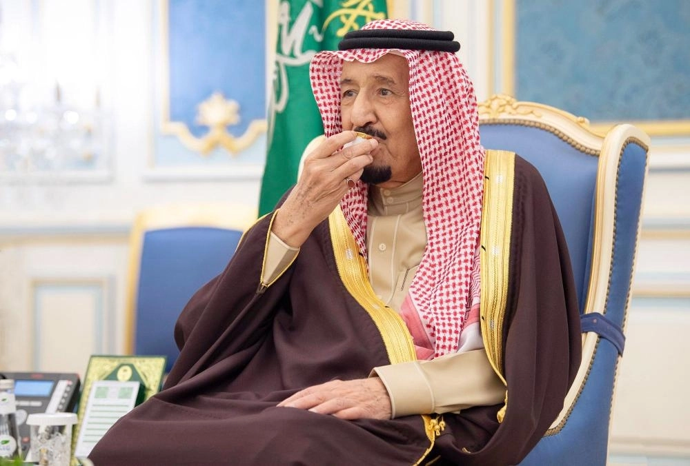 خادم الحرمين خلال اللقاء 