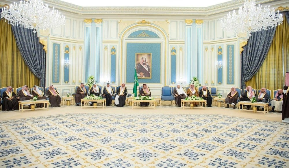 الملك سلمان لدى استقباله الأمراء والمفتي والعلماء والمواطنين في قصر اليمامة بالرياض (واس) 