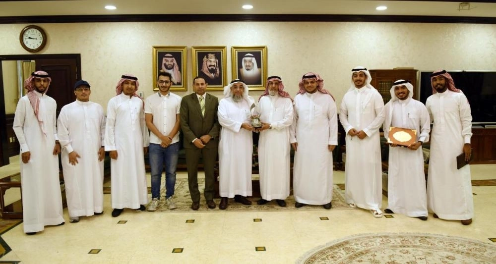 الدكتور عبدالله بافيل خلال تسلمه جوائز مشاركات طلاب قسم الإعلام