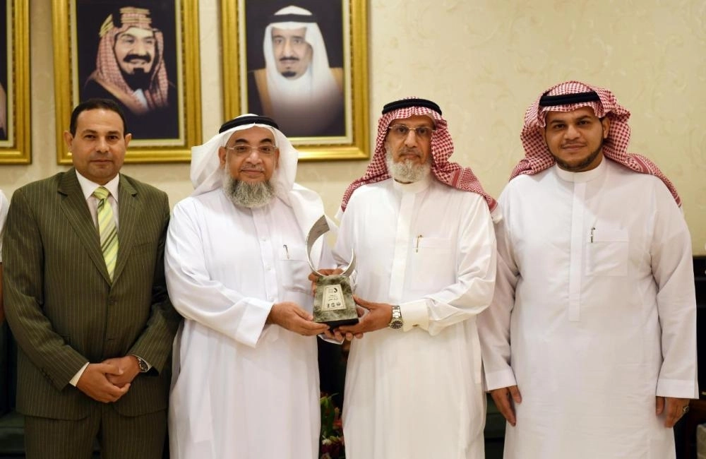 الدكتور عبدالله بافيل خلال تسلمه جوائز مشاركات طلاب قسم الإعلام