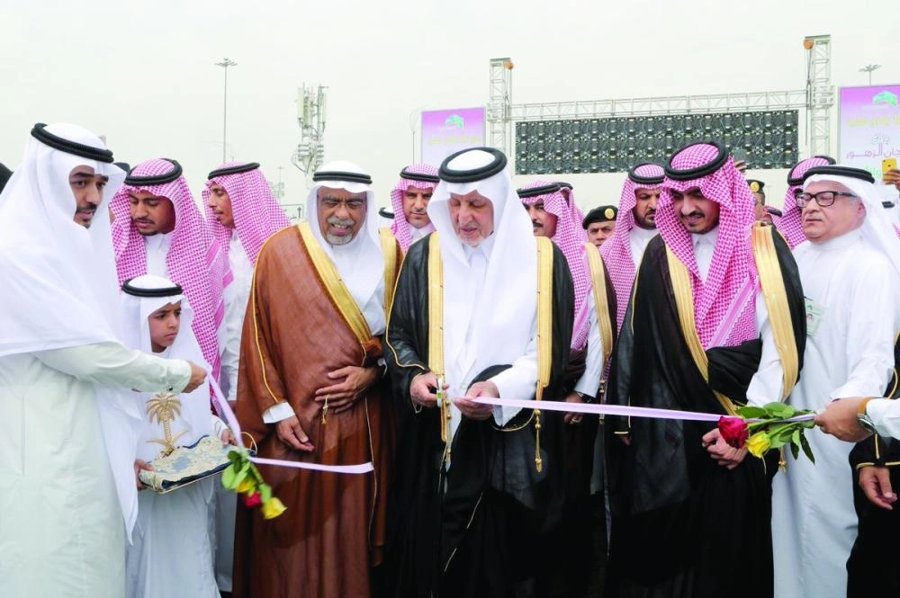






خالد الفيصل لدى افتتاحه مهرجان الزهور أمس بحضور بدر بن سلطان