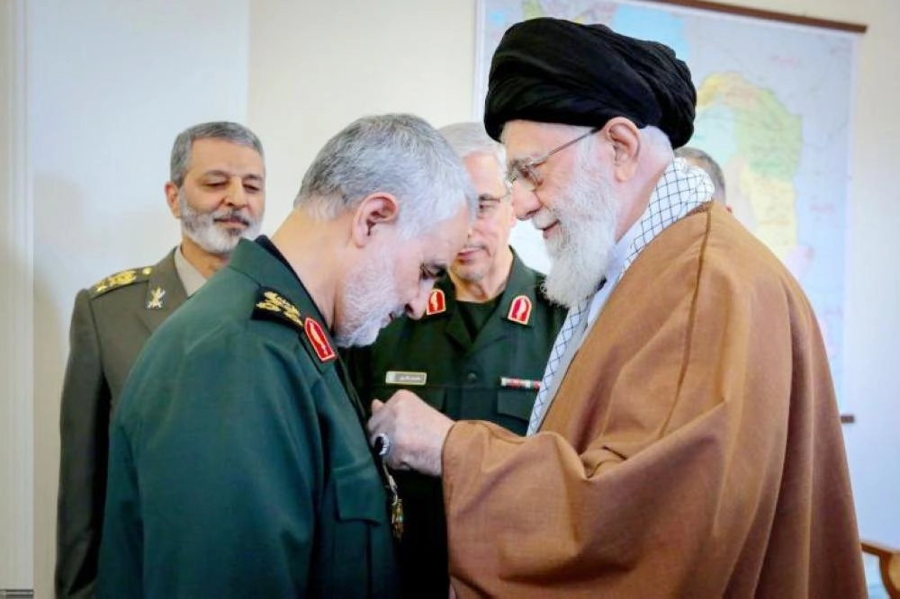 






تكريم خامنئي لقاسم سليماني                               (نيوزويك الأمريكية)