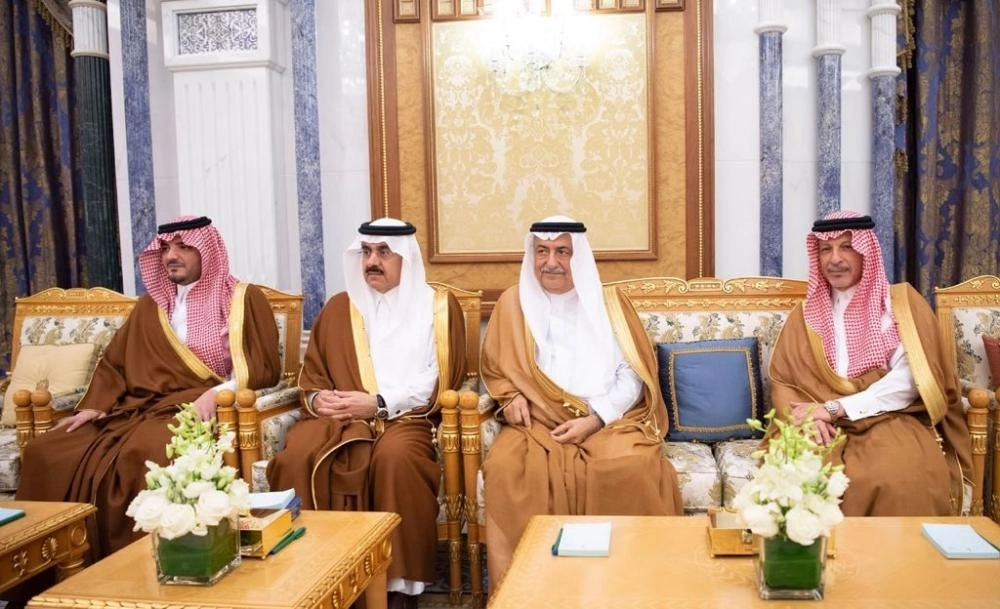 عبدالعزيز بن سعود ومساعد العيبان وإبراهيم العساف وأحمد قطان خلال اللقاء