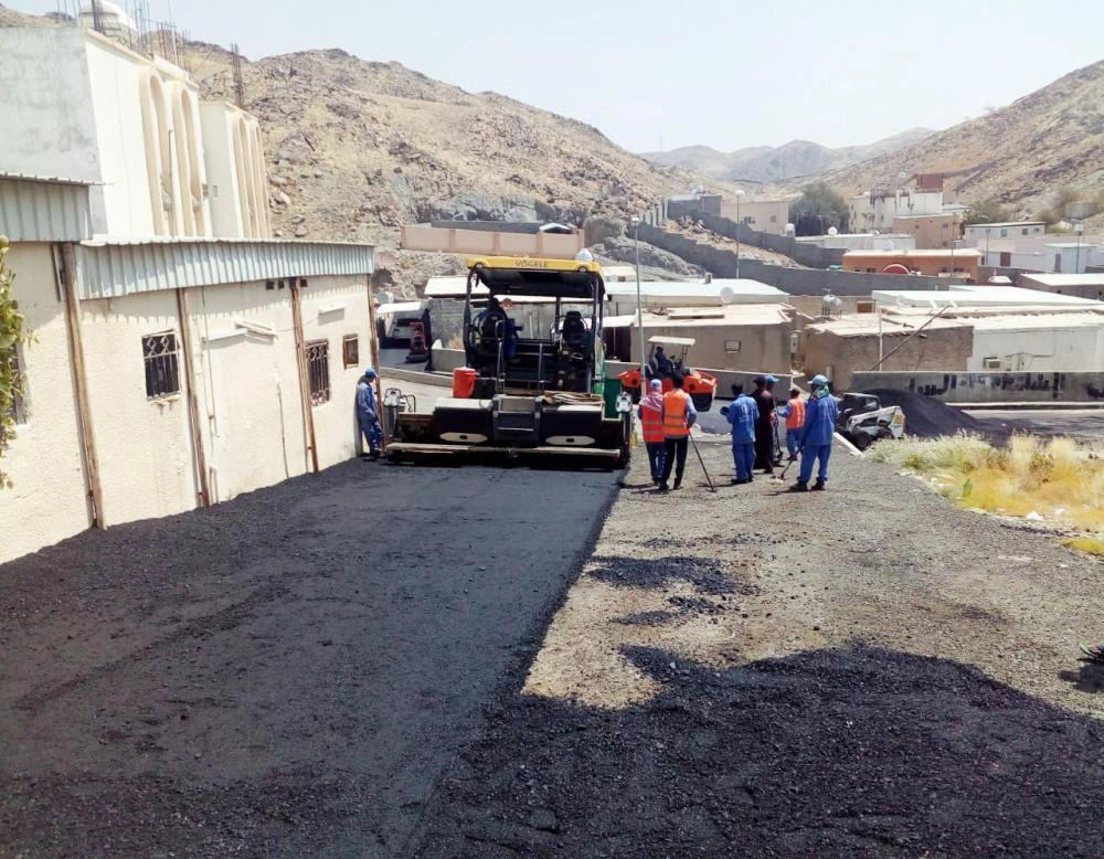 






أعمال سفلتة أحد الأحياء الشعبية                  (مكة)