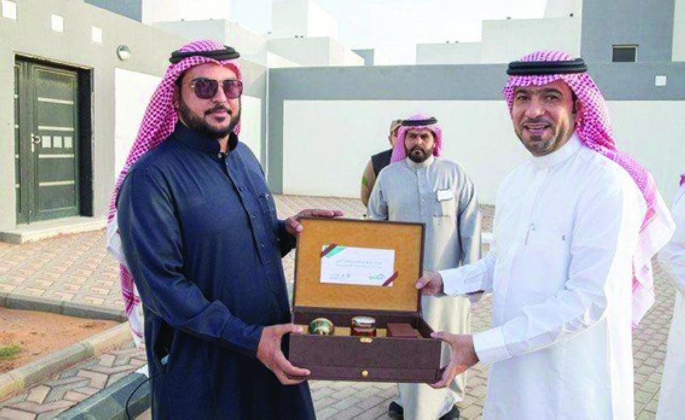 






ماجد الحقيل خلال تسليم أحد المواطنين مسكنه          (واس)