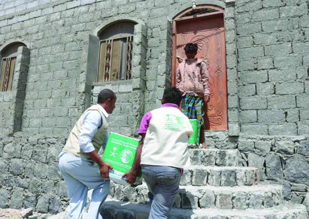 






فريق مركز الملك سلمان لدى توزيعه السلال الغذائية باليمن                                                                                (واس)