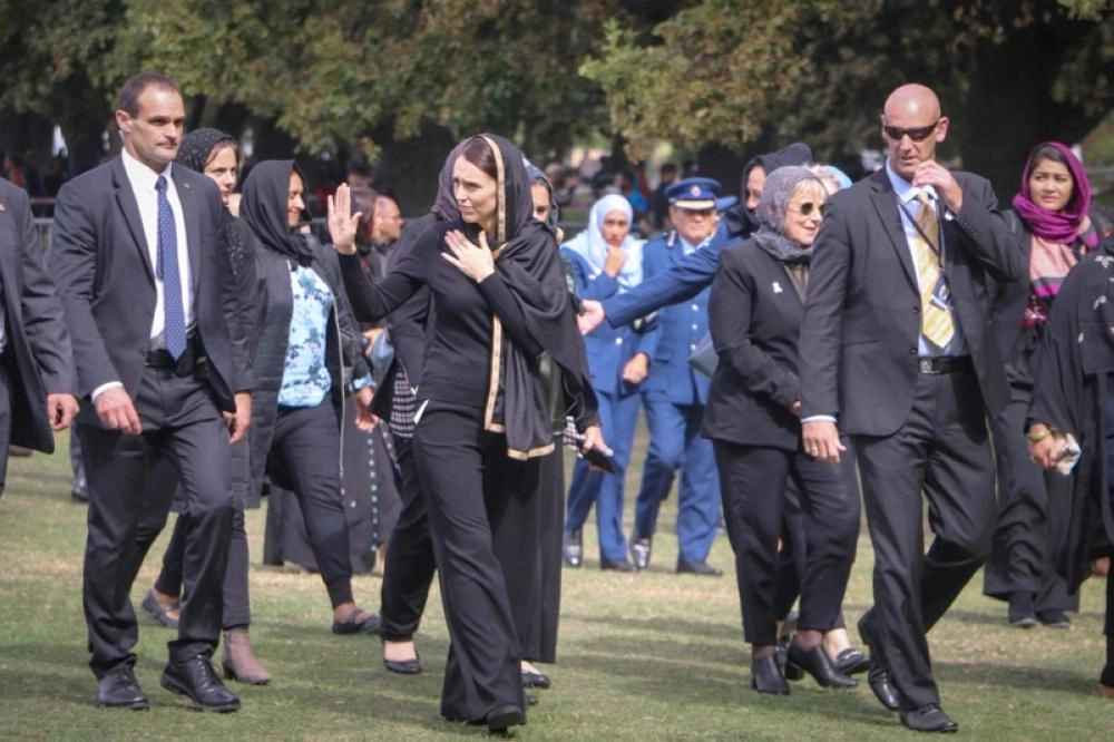 أردرن لدى مشاركتها مع المسلمين في صلاة الجمعة أمس (د ب أ)