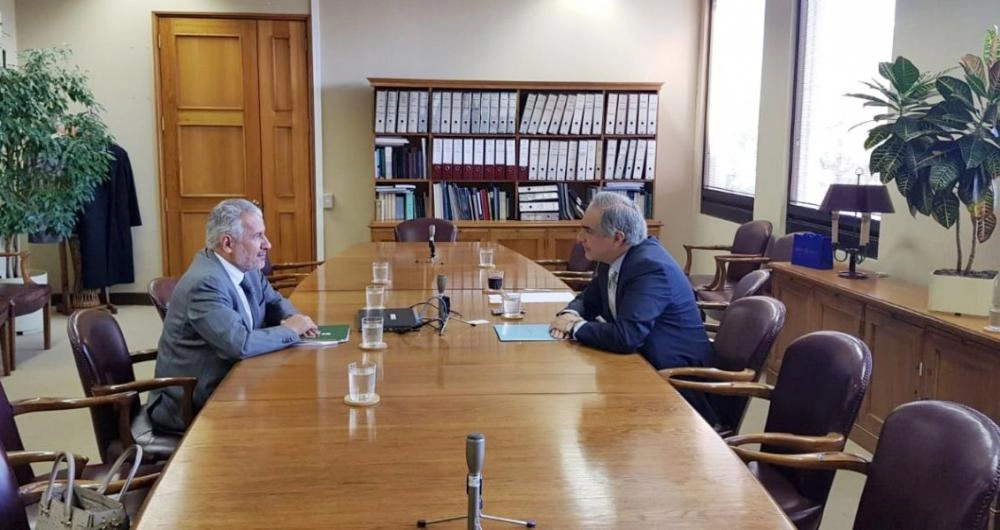 






الربيعة خلال اجتماعه مع أحد أعضاء الشيوخ في تشيلي                                    (واس)