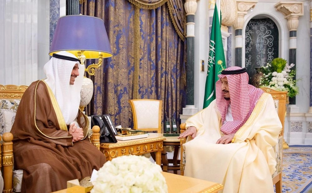 






الملك سلمان لدى لقائه مرزوق الغانم في مكتبه بقصر اليمامة في الرياض أمس